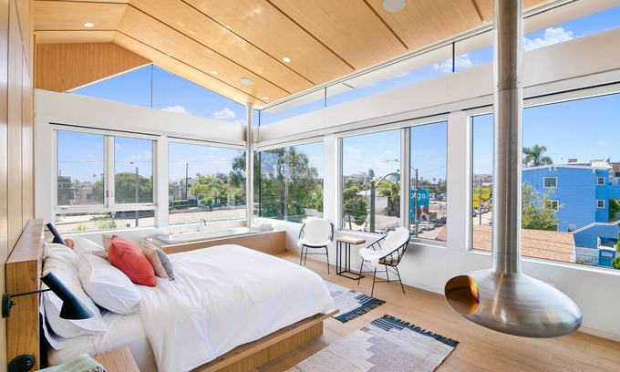 Venice House | Alberta Beach Loft - Modern Home with Rooftop & Spa