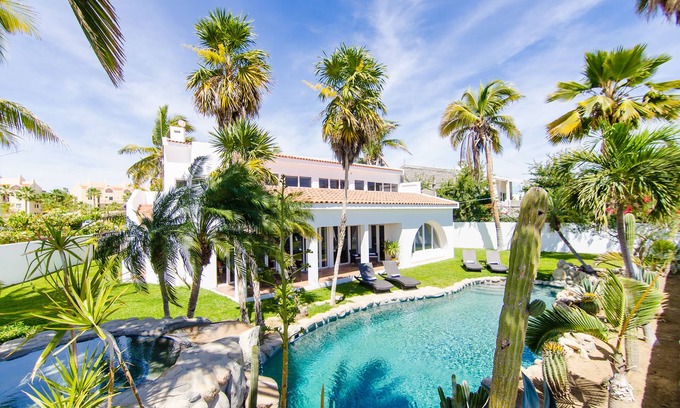 Campo de Golf Fonatur House | Amazing 6,000 sqft house sleeps 10, walk to Beach, Shops and Restaurants