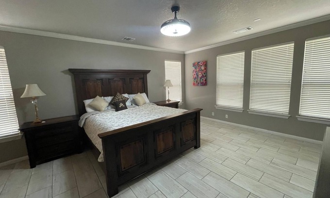 Wetmore House | Amazing 6-bedroom house with AC in San Antonio