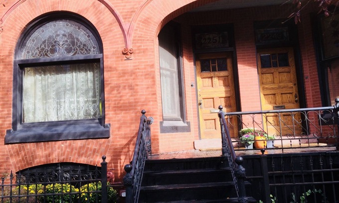 Sheffield Neighbors House | Amazing Lincoln Park Rowhouse - Perfect for Groups, Reunions and Cubs Games!
