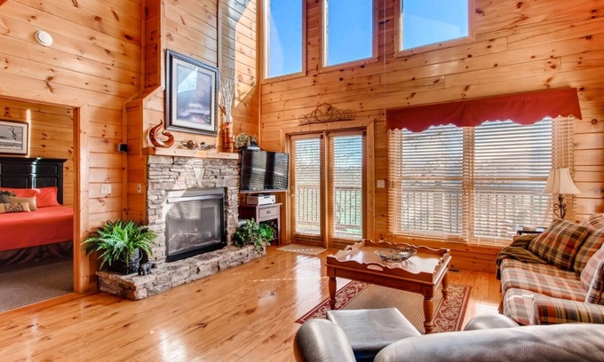 Gatlinburg - Pigeon Forge Cabin | Amazing View! Great Local-A Little Romance -Hot Tub/Pool Table/Jacuzzi