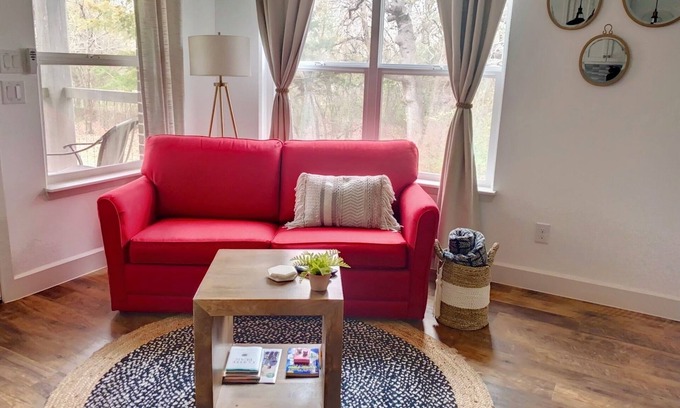 South Arlington House | Amazing Views! Nature 3 Porches Wi-fi Secluded .5mi to downtown dine/shop