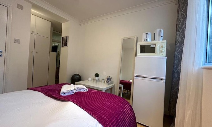 Shepherd's Bush Apartment | An Economic hotel-like room, En-suite Sheperds Bush