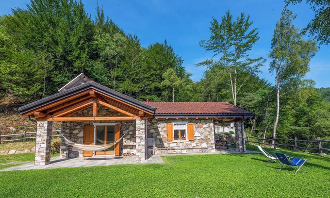 Levo House | An oasis in the middle of nature: Tastefully furnished 3-room stone house with swimming pond