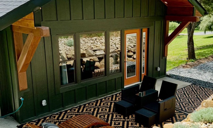 Rockbridge Baths Cabin | An Upscale Charming Couples Escape! w Hot Tub & Fire Pit ! Outdoor TV!