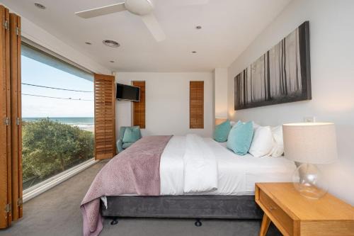 Frankston House | Anchor Beachfront - Pet Friendly on the Beach
