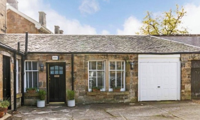 North West Cottage | Angel Mews - Westend Glasgow Uni Cottage
