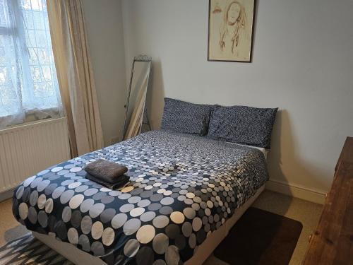 Bensham Manor House | Antonio's large double bedroom