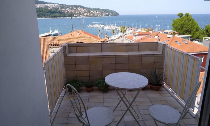 Koper Apartment | Apartma v centru Kopra s čudovitim razgledom na morje.
