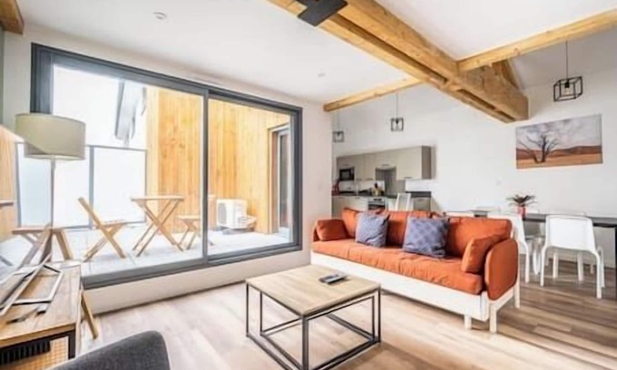 Centre Ville Apartment | Apartment Comfortable in the centre of Pau: parking, AC.