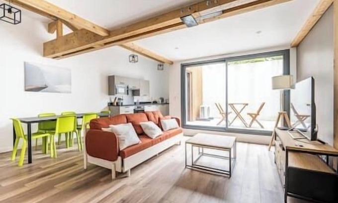 Centre Ville Apartment | Apartment Comfortable in the centre of Pau: parking, AC.