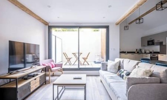 Centre Ville Apartment | Apartment Comfortable in the centre of Pau: parking, AC.