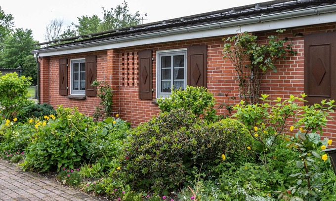 Langenhorn Apartment | Apartment 'Ferienhaus Nicolaisen' with Private Terrace, Shared Garden and Wi-Fi