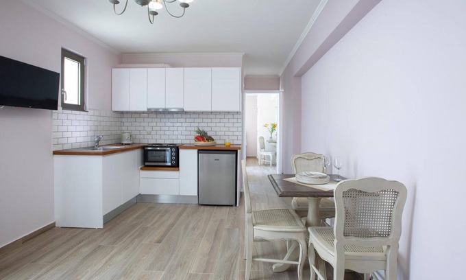 Nidri Apartment | Apartment 'Master Suite' with Balcony and Air Conditioning