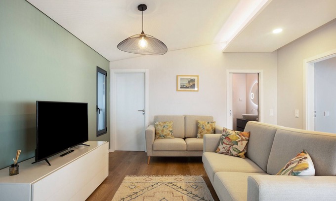 Prazeres Apartment | Apartment 'Referta Apartamento T1' with Sea View, Private Terrace and Wi-Fi