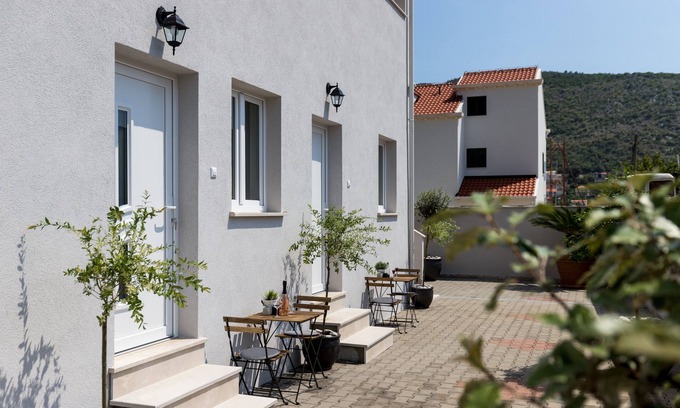 Mokosica Apartment | Apartments Siblings - Standard One Bedroom Apartment with Terrace and Garden View (DRUGI)