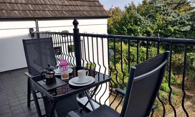 Newcastle Apartment | Apiary Apartment (Private Balcony & 2mins to Sea)