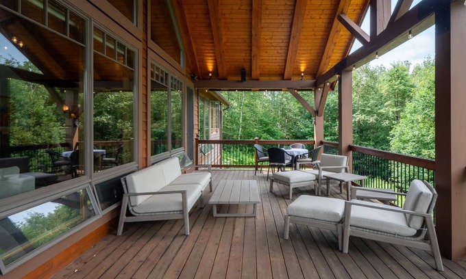 Sunday River Area House | Appalachian Lodge- Custom Mountainside Lodge w/Pool Table & Hot Tub