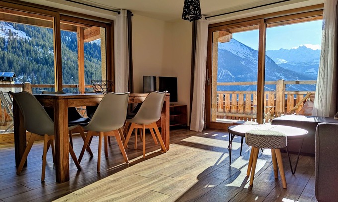 Champagny-en-Vanoise Apartment | Appart 6 pers in the heart of Champagny with beautiful view, near slopes, shops.