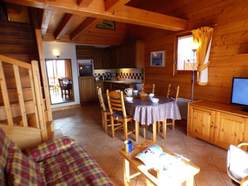 Bisanne 1500 Apartment | Appartement 5 pièces, skis aux pieds, près des Saisies - 9 personnes, balcon, parking inclus - FR-1-594-216