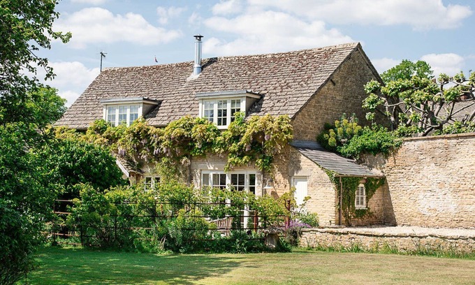 Charlbury Cottage | Apple Store Cottage - sleeps 2 guests in 1 bedroom