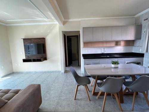 Canto Grande Apartment | Aprecie Mariscal Nesta Hospedagem a 150 M do Mar - V4