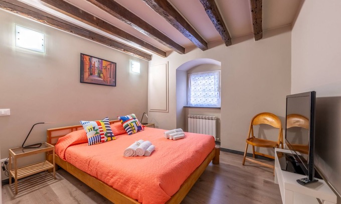 Genoa Apartment | Aquarium Charming House with A/C