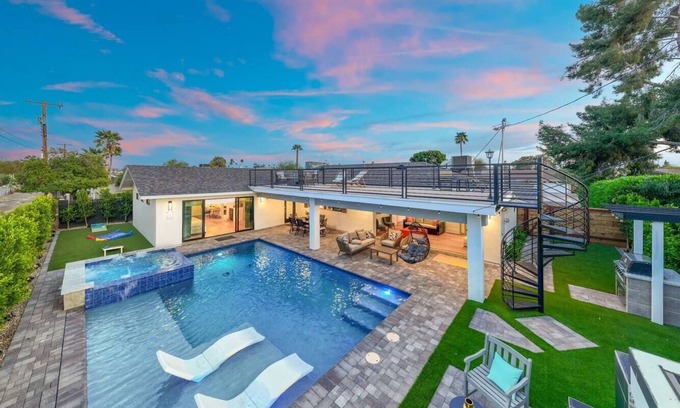 Scottsdale Country Acres House | Aquarium Floor, Pool & Jacuzzi - Walk to Old Town