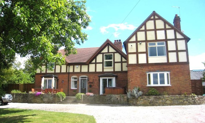 Saintbury House | Arden Hill Farmhouse - Hot Tub, Snooker Table, Sleeps 16