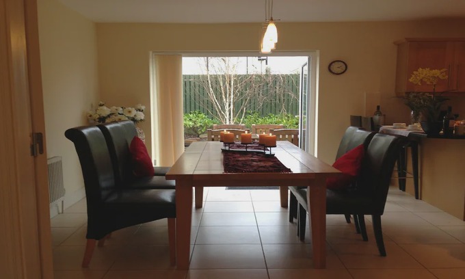 Pairc Na Gloine House | Ardmullen Holly 4 bedroom - sleeps 8 guests in 4 bedrooms