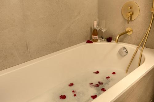 Jibert Apartment | ARI Luxury Apartment with Balcony