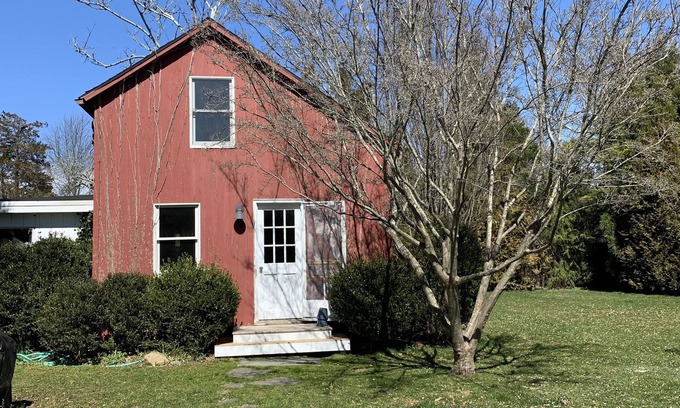 Village of East Hampton House | Artist Hideaway Barn in the center of East Hampton Village