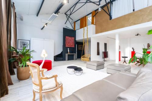 Montreuil Villa | Artist Loft Experience Stylish 4-Bedroom Stay