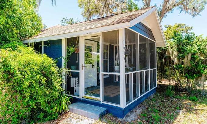 Bay VIew Addition Hotel | Artsy, Pet-Friendly, Relaxing Escape Near St. Andrews Bay in Panama City Florida