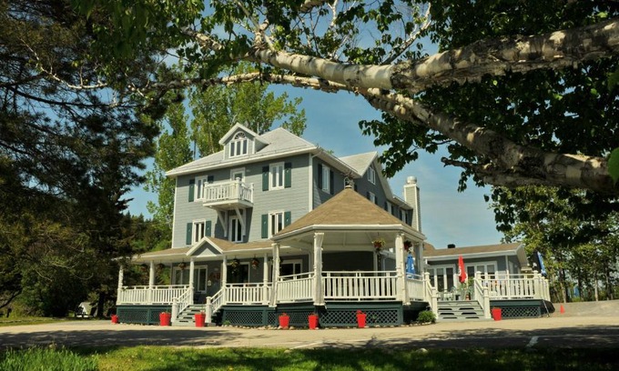 Saint-Joseph-de-la-Rive Hotel | Auberge Beausejour