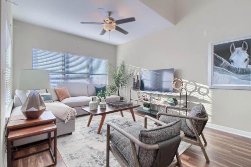 West Campus Apartment | Austin 4BR Loft Townhome near West Campus
