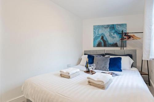 Burslem Apartment | Ava's City Stay Near Waterworld