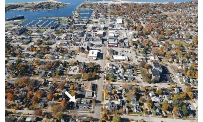 Ludington Apartment | Avenue Flats #1 - Walk to shops and restaurants - Hosted by Simple Lyfe Stays