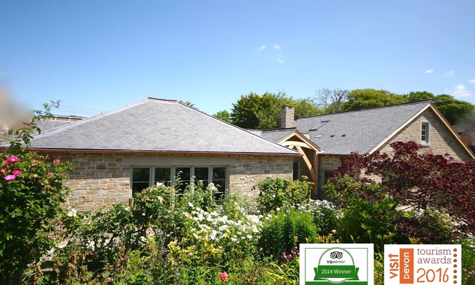 Putsborough Cottage | Award winning Cottage by the sea Tennis/SFast WIFI/Dogs/Jacuzzi 400m to beach