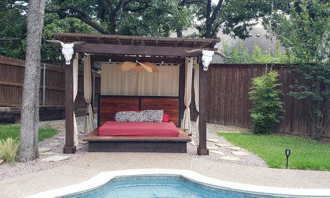 North Richland Hills House | Backyard haven, modern house in upscale subdivision