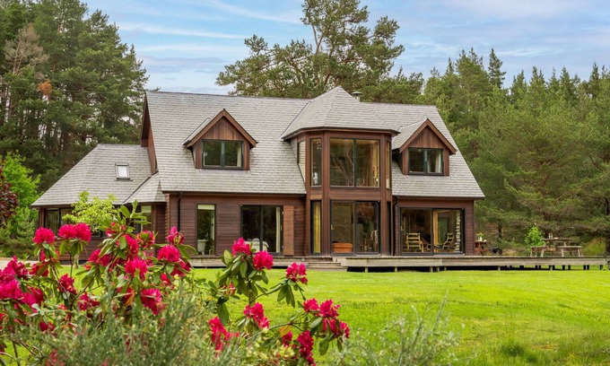 Carrbridge Cabin | Baddengorm Lodge - a lodge that sleeps 10 guests in 5 bedrooms