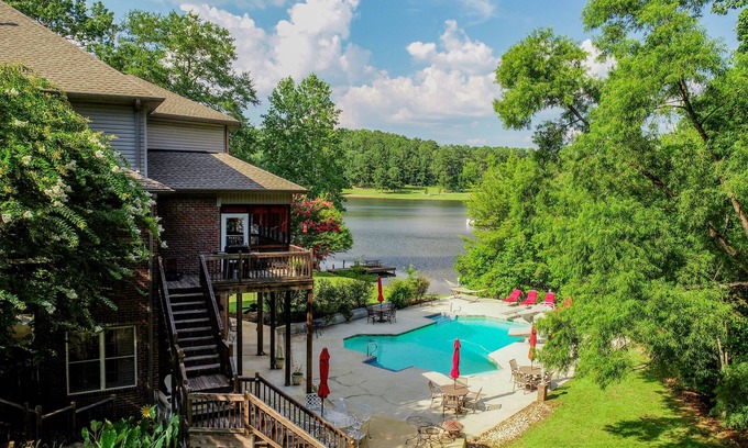 Tuscaloosa House | Bama Lakeside Retreat-Pools, Lake, Child & adult fun! Special Summer Rates!
