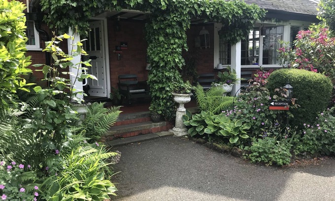 Wolverhampton Hotel | Barons Court Hotel