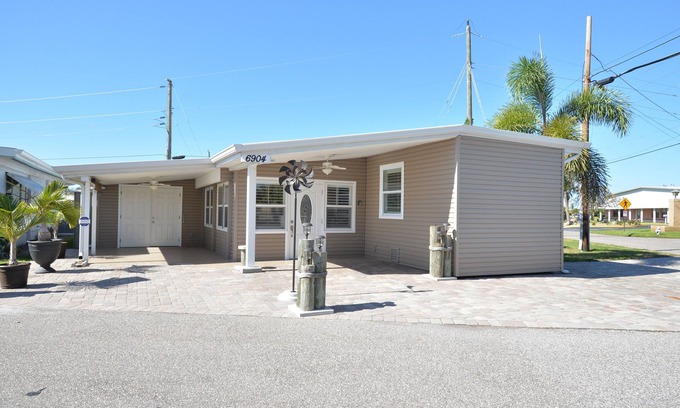 Trailer Estates House | Bay Cottage - 940 sq Ft! Luxury for Your Stay - 30 Day Rental - 55+ Community