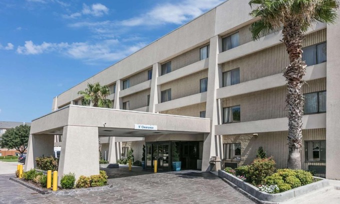 Arlington Hotel | Baymont by Wyndham Arlington At Six Flags Dr