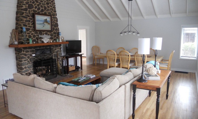 Seaside Cottage | Beach Across the Street/Expansive Deck/Family Retreat/Clean!