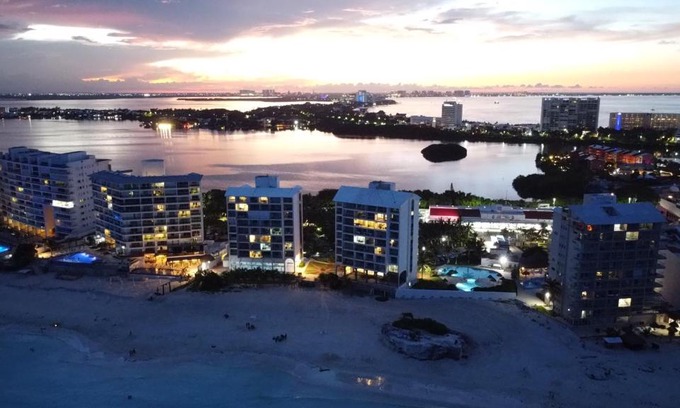 Punta Cancun Apartment | Beach Condo. Heart of The Hotel Zone, Cancun