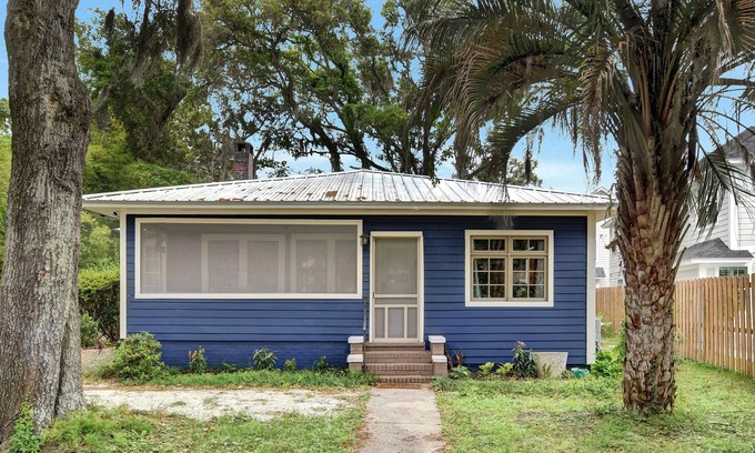 Saint Simons Heights Cottage | Beach Cottage! walk to restaurants. Minutes from Beach