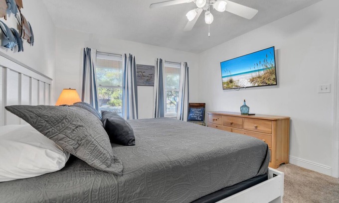 Crystal Beach Cottage | Beach Cottage! Great Rates! 3 blks to beach Screened porch! Fenced! Pet friendly