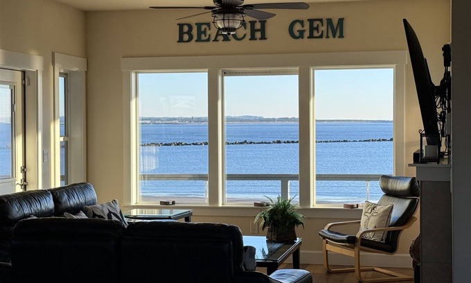 Ocean Shores House | Beach Gem- Private Beach - Hot Tub